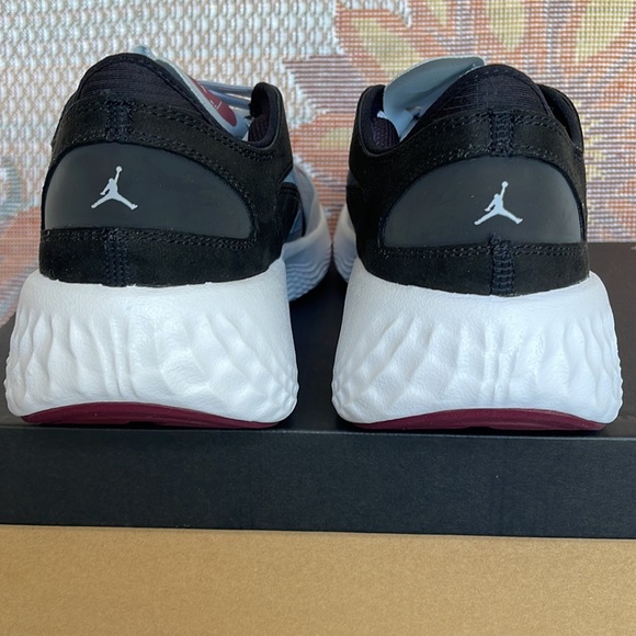 Jordan Delta 3 Low
Black/White/Cherrywood
Red/Wolf Grey
Men's Shoes
DN2647-001 - Picture 15 of 16